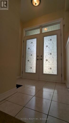 Markham (Village Green-South Unionville) townhouse for rent - A glass door with a decorative design is in the center of the image.