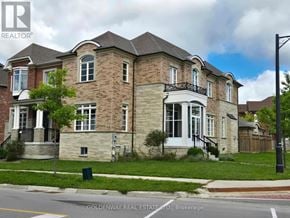 Richmond Hill (Oak Ridges Lake Wilcox) apartment for rent - A large house with a balcony is for sale.
