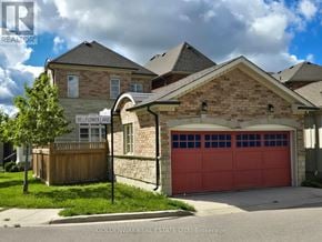 Richmond Hill (Oak Ridges Lake Wilcox) apartment for rent - A house with a red garage door is for sale.