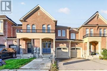 Newmarket (Glenway Estates) townhouse for rent - A large brick house with a car parked in front.