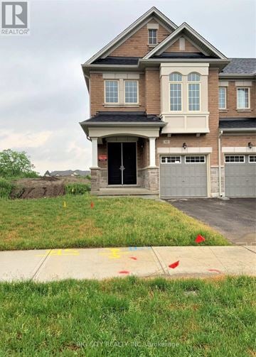 Richmond Hill (Oak Ridges) townhouse for rent - A two-story house with a garage is for sale.