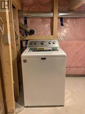 Richmond Hill (Oak Ridges) townhouse for rent - A white gas stove in a room under construction.