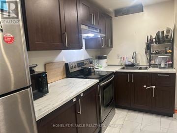 Brampton (Credit Valley) apartment for rent - A kitchen with a refrigerator, microwave, oven, and sink.