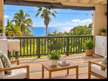 Holualoa apartment for rent - A balcony with a table and chairs overlooking the ocean.