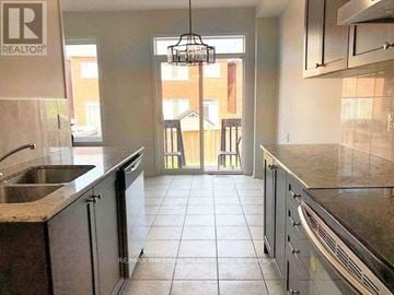 Richmond Hill (Jefferson) townhouse for rent - UPPER FLOOR - 32 PACIFIC RIM COURT