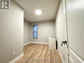 Welland (Welland Downtown) apartment for rent - A room with wooden flooring and a window with blinds.