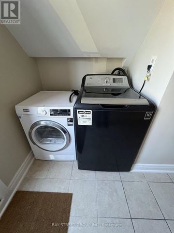 Toronto (L'amoreaux) apartment for rent - A washer and dryer in a small laundry room.