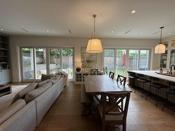 Surrey apartment for rent - A modern open plan living and dining area with a large table and chairs.