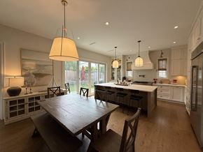 Surrey apartment for rent - A modern kitchen with a dining table and chairs.