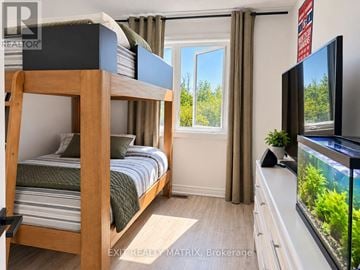 Ottawa townhouse for rent - A bedroom with a bunk bed and a fish tank.