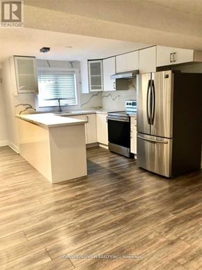 Richmond Hill (Devonsleigh) apartment for rent - A kitchen with a refrigerator, oven, and sink.