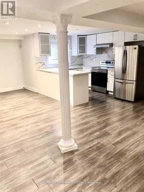 Richmond Hill (Devonsleigh) apartment for rent - A kitchen with a refrigerator, stove, and oven.