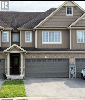 Niagara Falls (Oldfield) townhouse for rent - A house with a brown roof and a grey garage door.