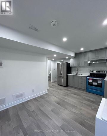 Brampton (Credit Valley) apartment for rent - A kitchen with a blue oven and grey flooring.