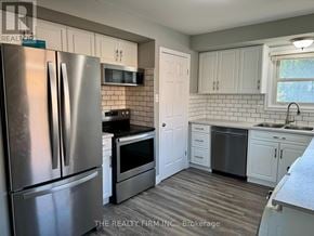London South (South X) apartment for rent - A kitchen with a refrigerator, oven, microwave, sink, and cabinets.