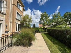 Aurora (Bayview Wellington) townhouse for rent - 33 WALTER DOVE COURT
