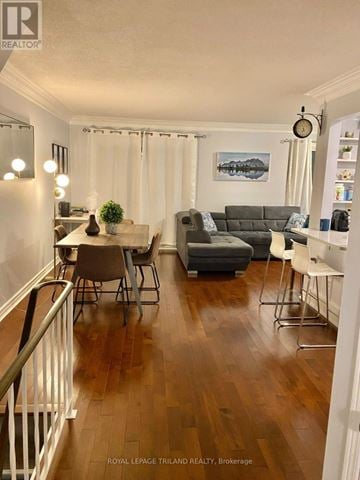 London South (South R) townhouse for rent - A living room with a grey couch and a painting on the wall.