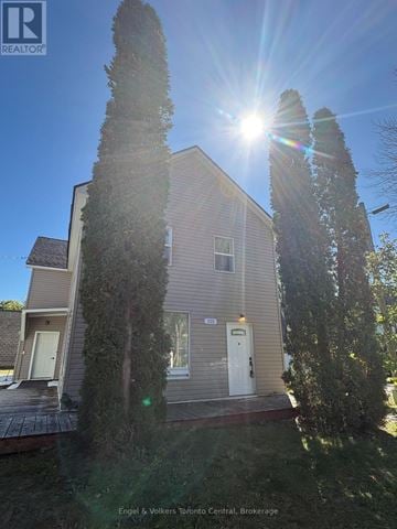 Gravenhurst (Muskoka (S)) apartment for rent - A house with a sun shining in the background.