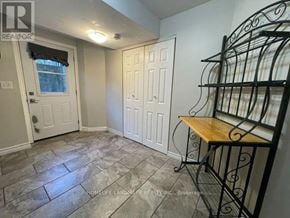 Barrie (Northwest) apartment for rent - A room with a table and chairs in it.