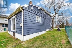 Cambridge apartment for rent - A blue house with a white trim is for sale.