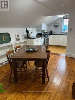 Selwyn apartment for rent - A dining room with a wooden table and chairs.