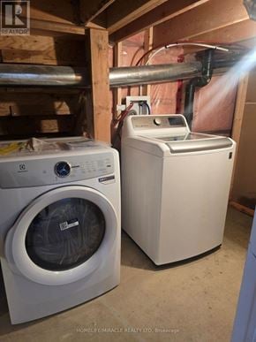 Mississauga (Meadowvale Village) apartment for rent - A washing machine and dryer in a basement.
