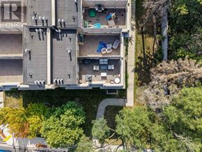 Toronto (Bridle Path-Sunnybrook-York Mills) townhouse for rent - A bird's eye view of a multi-story building with balconies and trees surrounding it.