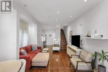 Toronto (Bridle Path-Sunnybrook-York Mills) townhouse for rent - A living room with a red couch and a wooden floor.