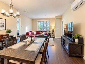 Surrey apartment for rent - A dining room with a wooden table and chairs.