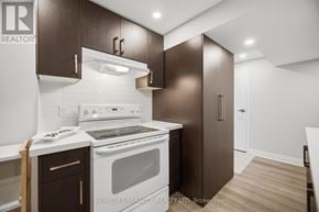 Mississauga (Churchill Meadows) townhouse for rent - A kitchen with a white stove top oven and white backsplash.