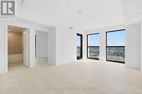 Toronto (Thorncliffe Park) condo for rent - A real estate office is showing a large empty house.