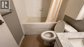 Richmond apartment for rent - A bathroom with a toilet, a bathtub, and a sink.