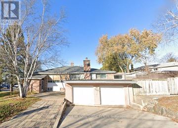 Newmarket (Huron Heights-Leslie Valley) apartment for rent - A house with a garage and a driveway in front of it.