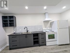 Newmarket (Huron Heights-Leslie Valley) apartment for rent - A kitchen with a white refrigerator, stove, and oven.