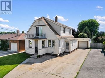 Thorold (Thorold Downtown) apartment for rent - A two-story house with a balcony on the second floor.