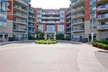 Markham (Unionville) condo for rent - A large courtyard surrounded by apartment buildings.