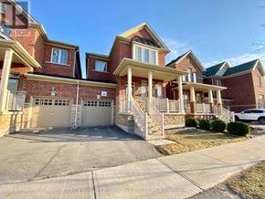 Richmond Hill (Oak Ridges) apartment for rent - A large, multi-level house with a car parked in the driveway.