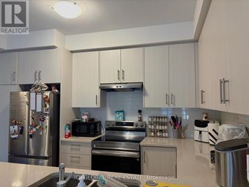 Oakville (Jm Joshua Meadows) townhouse for rent - A kitchen with white cabinets and stainless steel appliances.