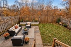 Georgina (Keswick South) apartment for rent - A backyard with a patio and a fence.