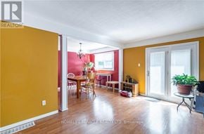 London South (South Y) townhouse for rent - A room with a dining table and chairs in it.