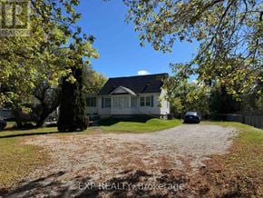 Richmond Hill (Oak Ridges Lake Wilcox) apartment for rent - A house with a gravel driveway and trees in the background.