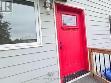 East Gwillimbury triplex for rent - A red door is on the front of a house.