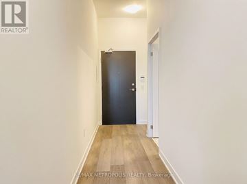 Vaughan (Vaughan Corporate Centre) condo for rent - 211 - 10 HONEYCRISP CRESCENT 211