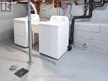 Windsor apartment for rent - A laundry room with a washer and dryer.