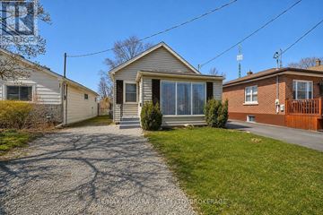 St. Catharines (Western Hill) apartment for rent - A gravel driveway leads to a house with a garage.