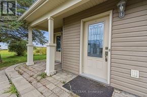 Ottawa apartment for rent - A house with a beige door and a porch with columns.