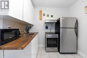 Toronto (Dovercourt-Wallace Emerson-Junction) townhouse for rent - A kitchen with a refrigerator, oven, and microwave.