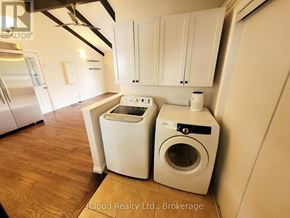 Georgina (Keswick North) apartment for rent - A laundry room with a washer and dryer.