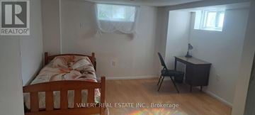 Toronto (Danforth Village-East York) apartment for rent - A bedroom with a bed, desk, and chair.