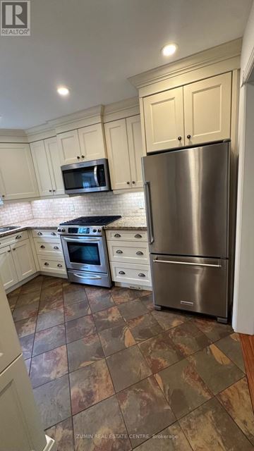 Oakville (Co Central) apartment for rent - A kitchen with a refrigerator, oven, and microwave.